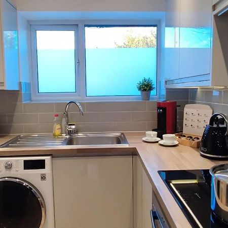 Comfortable 1 Bed Flat With Air Con Borehamwood Exterior foto